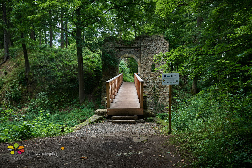 zamek Cisy, brama wjazdowa