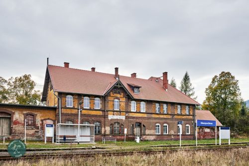 Stacja Głuszyca Górna, budynek dworca — widok od strony torów; Głuszyca Górna, Obniżenie Noworudzkie